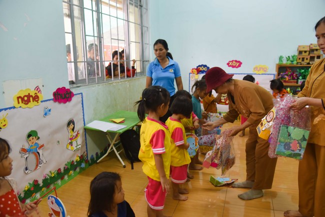 Ban Từ thiện: Tặng quà Trung Thu cho các em học sinh ở Đắk Som, Đăk Nông